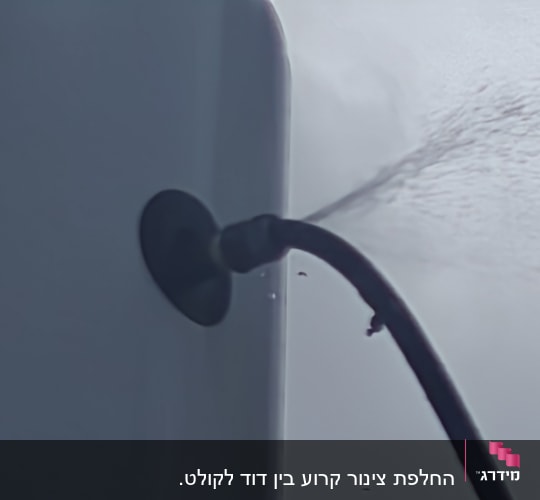 צינור מחובר לדוד שמש עם דליפת מים